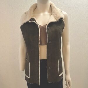 Naked Zebra Women’s Sherpa Vest Faux Suede Faux Fur Snap Close, Small